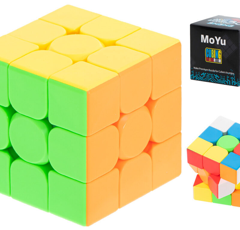 Värviline loogikamäng kuubik käes