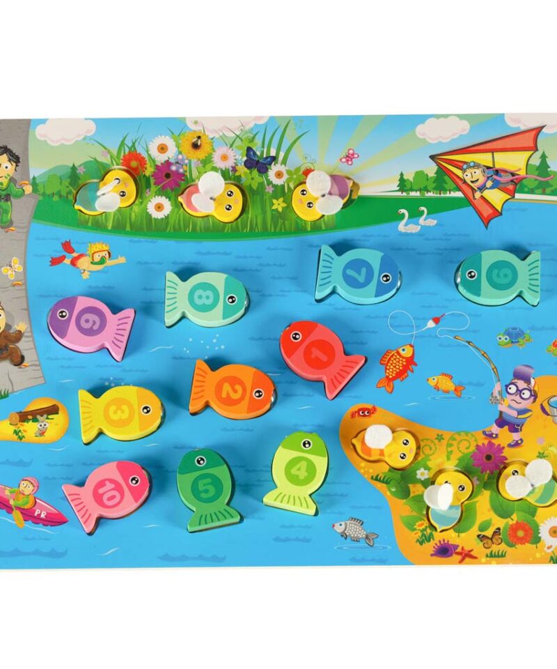 Lapsed mängivad puidust kalapüügimängu