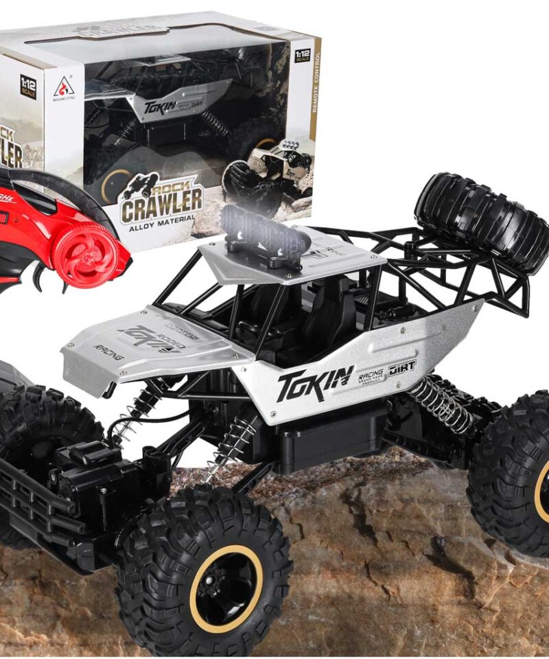 Kaujuhtimisega hõbedane maastikuauto