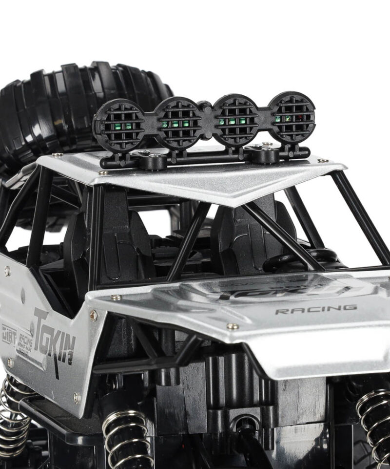 Hõbedane auto seiklusteks