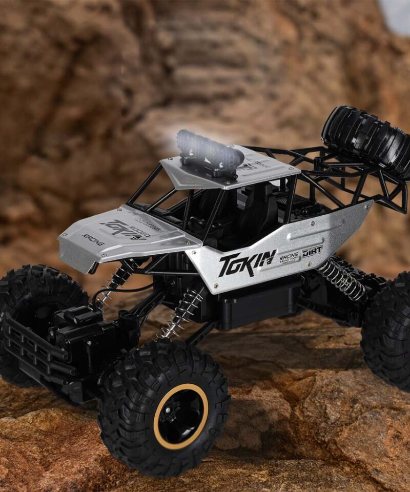 Hõbedane auto seiklusteks