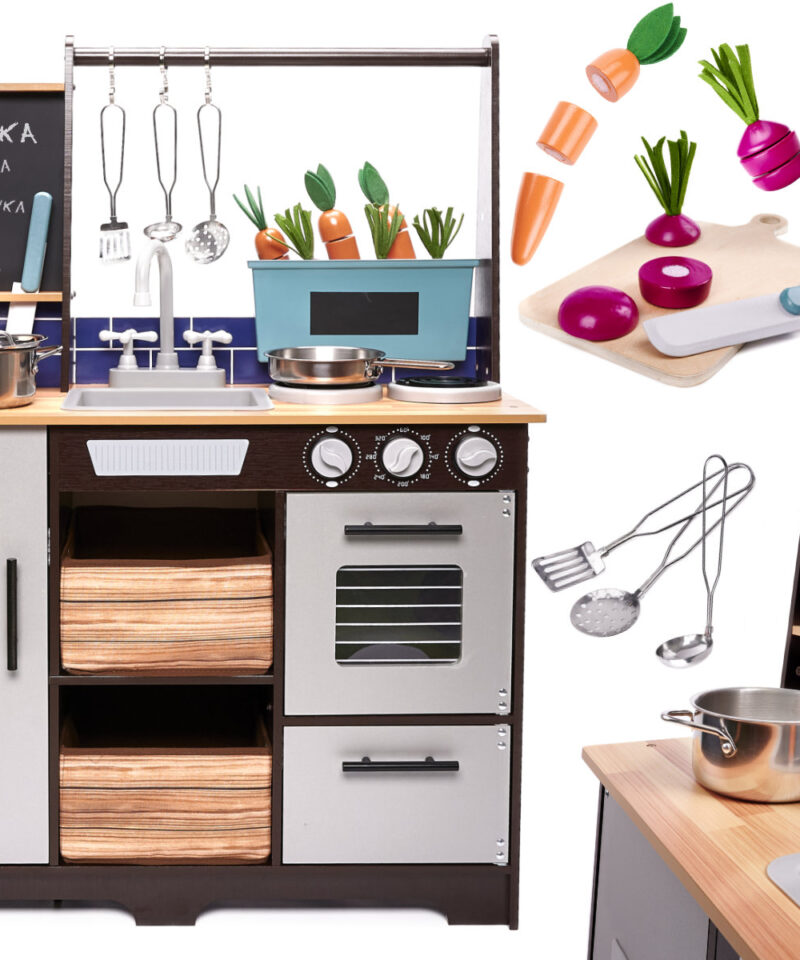 Puidust mänguköök tarvikutega laste mängimiseks