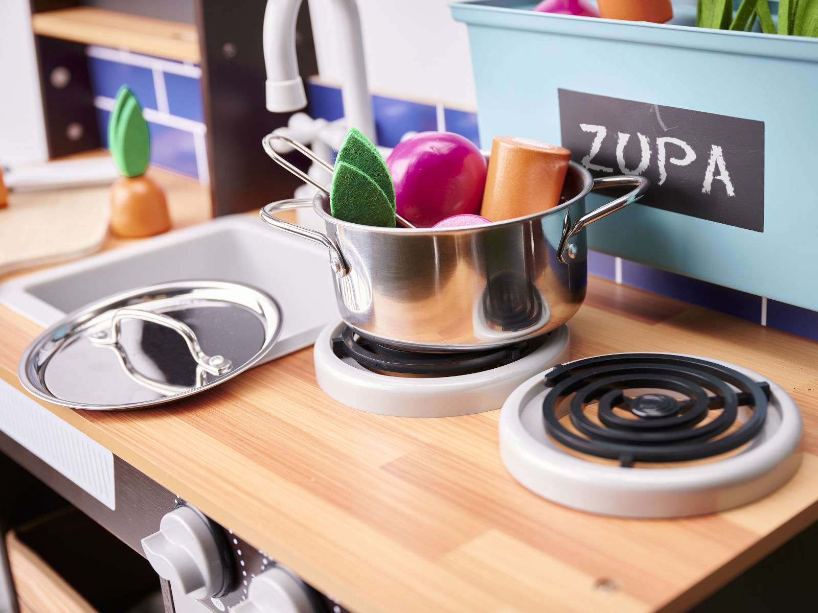 Laste mänguköök tarvikutega ja lõigatavate köögiviljadega