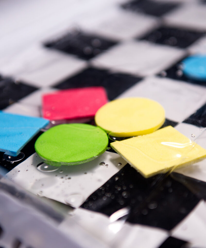 Kontrastne veematt beebi mängimiseks