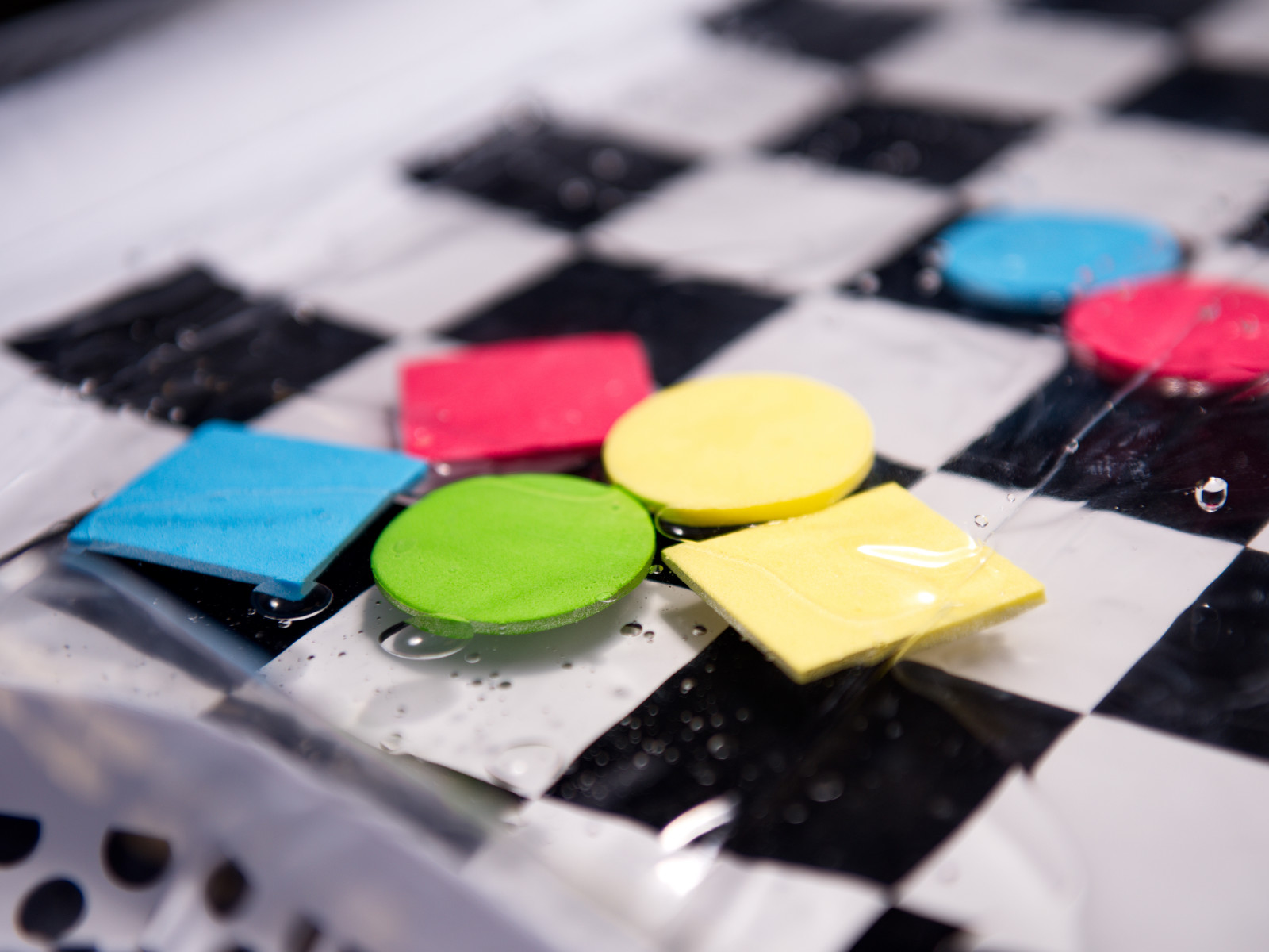 Kontrastne veematt beebi mängimiseks