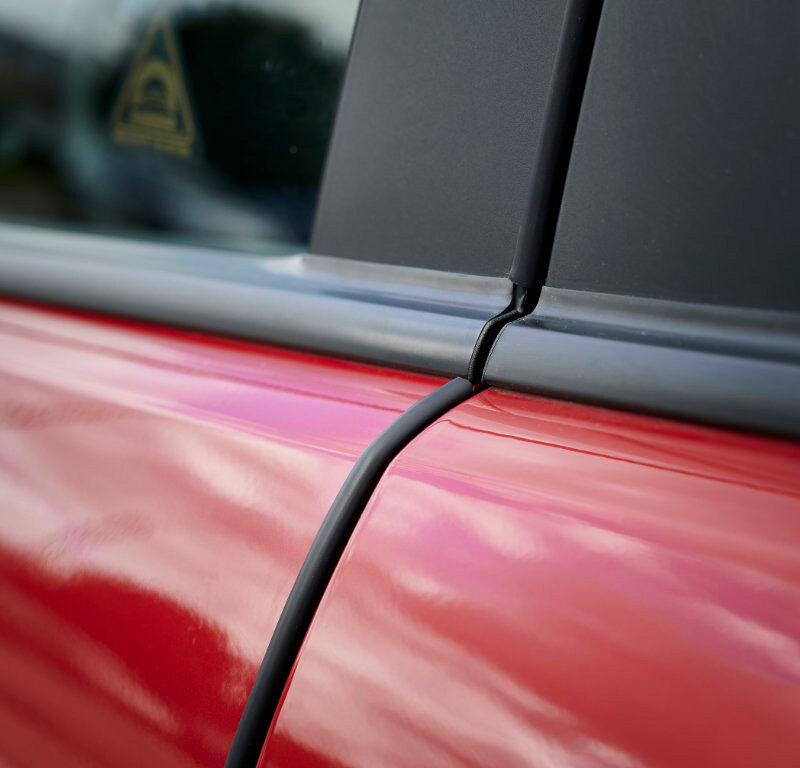 Vastupidav ABS-materjalist servakaitse