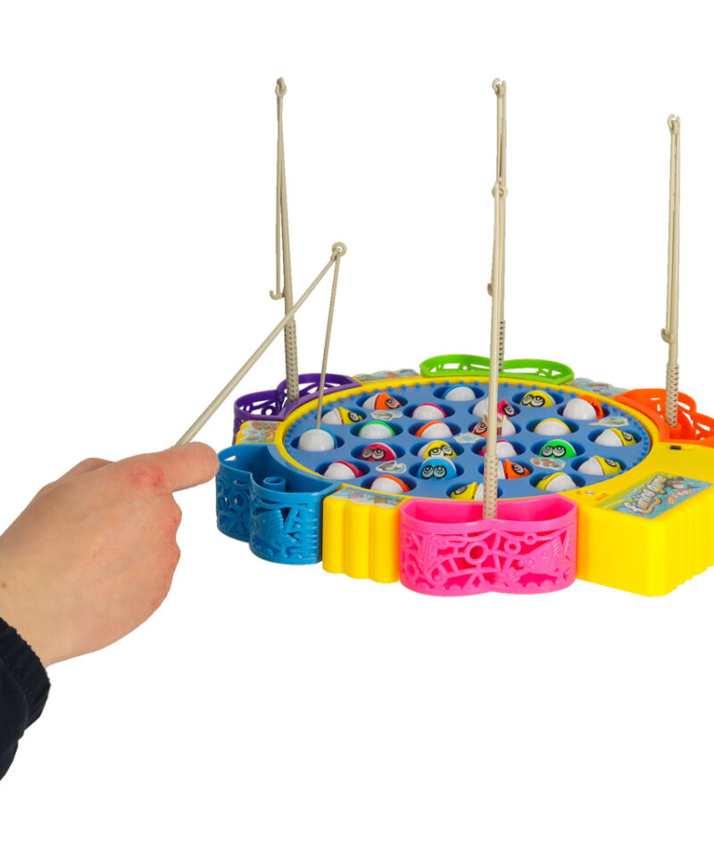 Lapsed mängimas kalapüügimängu