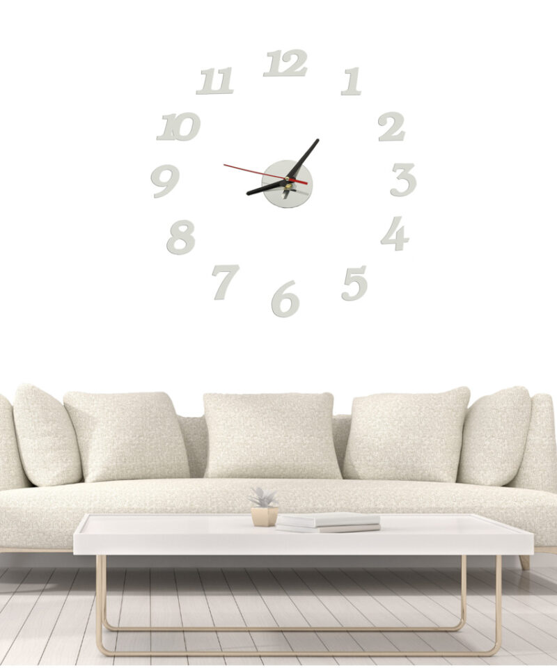 Reguleeritava suurusega hõbedane seinakell