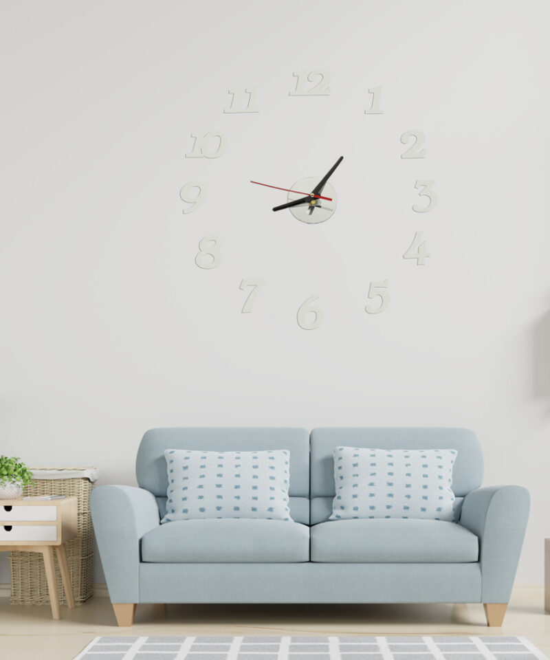 Modernne hõbedane kell siledatele pindadele