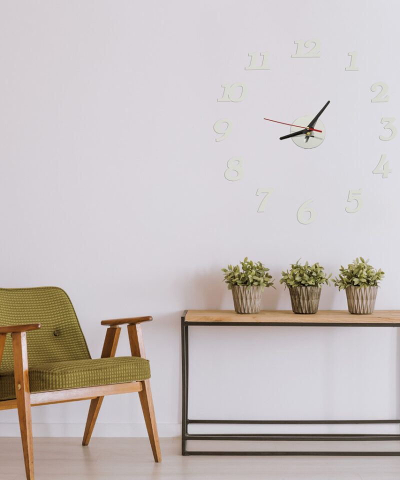 Hõbedane seinakell sujuva mehhanismiga