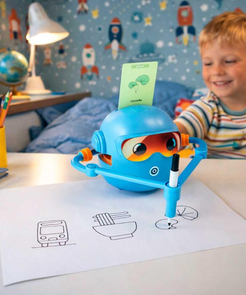 Lapsed mängivad ja õpivad joonistusrobotiga