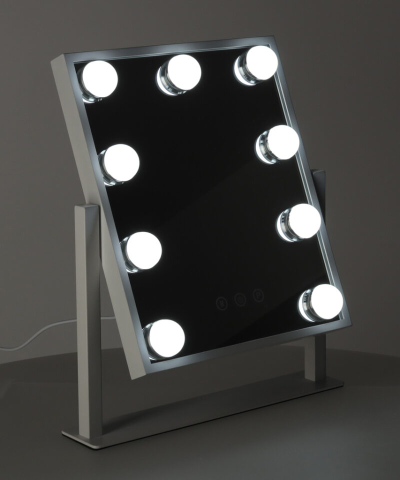 Kosmeetiline peegel kolme valgusrežiimiga