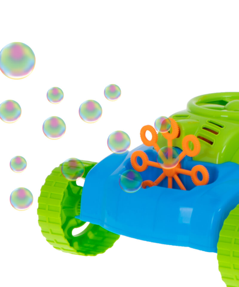 Lapsed mängivad mullimasinaga õues